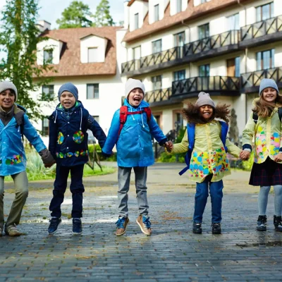 Grupo de estudiantes en una excursiones educativa y divertida con guías de Alutrip.