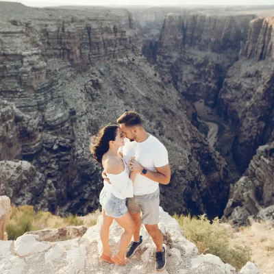 Pareja de recién casados en un entorno paradisíaco celebrando su luna de miel.