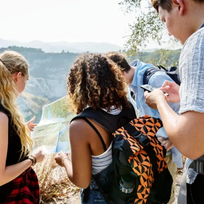 Grupo de amigos compartiendo una experiencia de aventura y ocio en el extranjero.