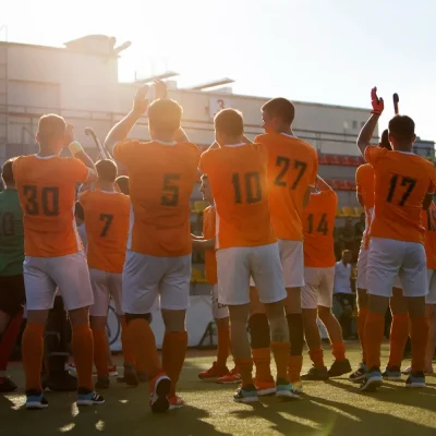 Logística de viaje y alojamiento para equipos deportivos en competición.