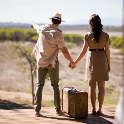 Pareja disfrutando de un destino exclusivo en un mirador diseñado a medida por Alutrip.