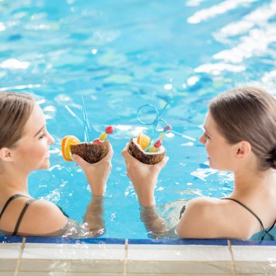 Estudiantes de colegio participando en una actividad cultural guiada por Alutrip.